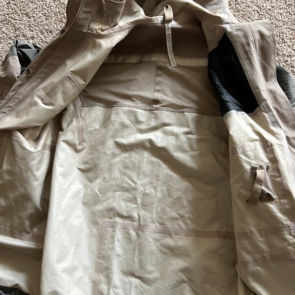 Lululemon Gathering Storm Jacket - Size 8 - Picture 5 of 6